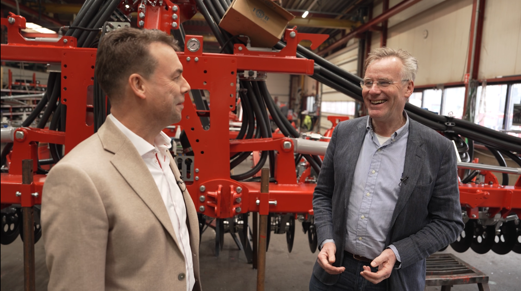 Fedecom-voorzitter Jack Thibaudier tijdens bezoek aan Evers Agro in gesprek met directeur Roelof Kleinjan
