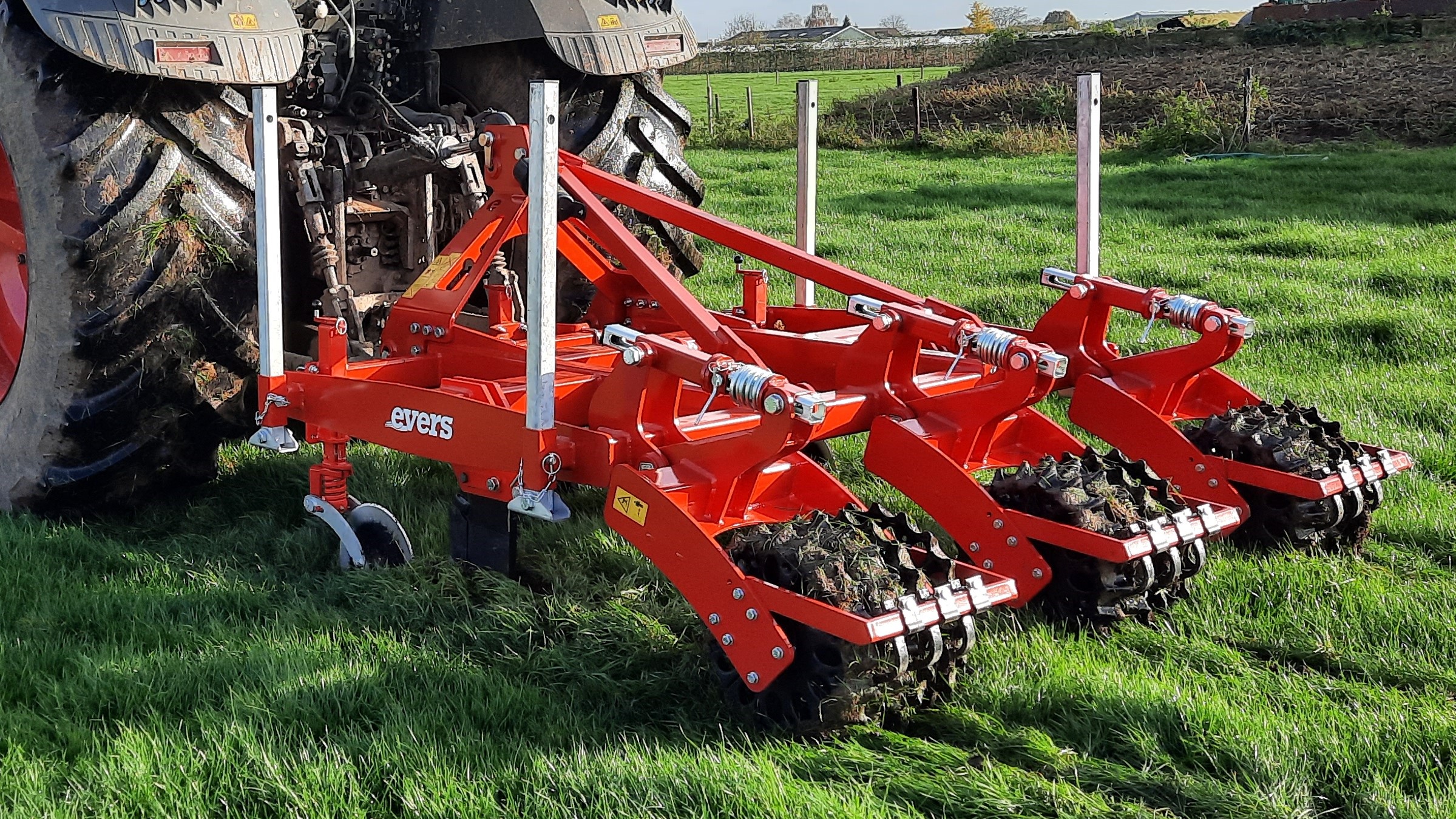 Graslandverzorging en tips om uw grasland winterklaar te maken met de Evers Graslandwoeler en Beluchter