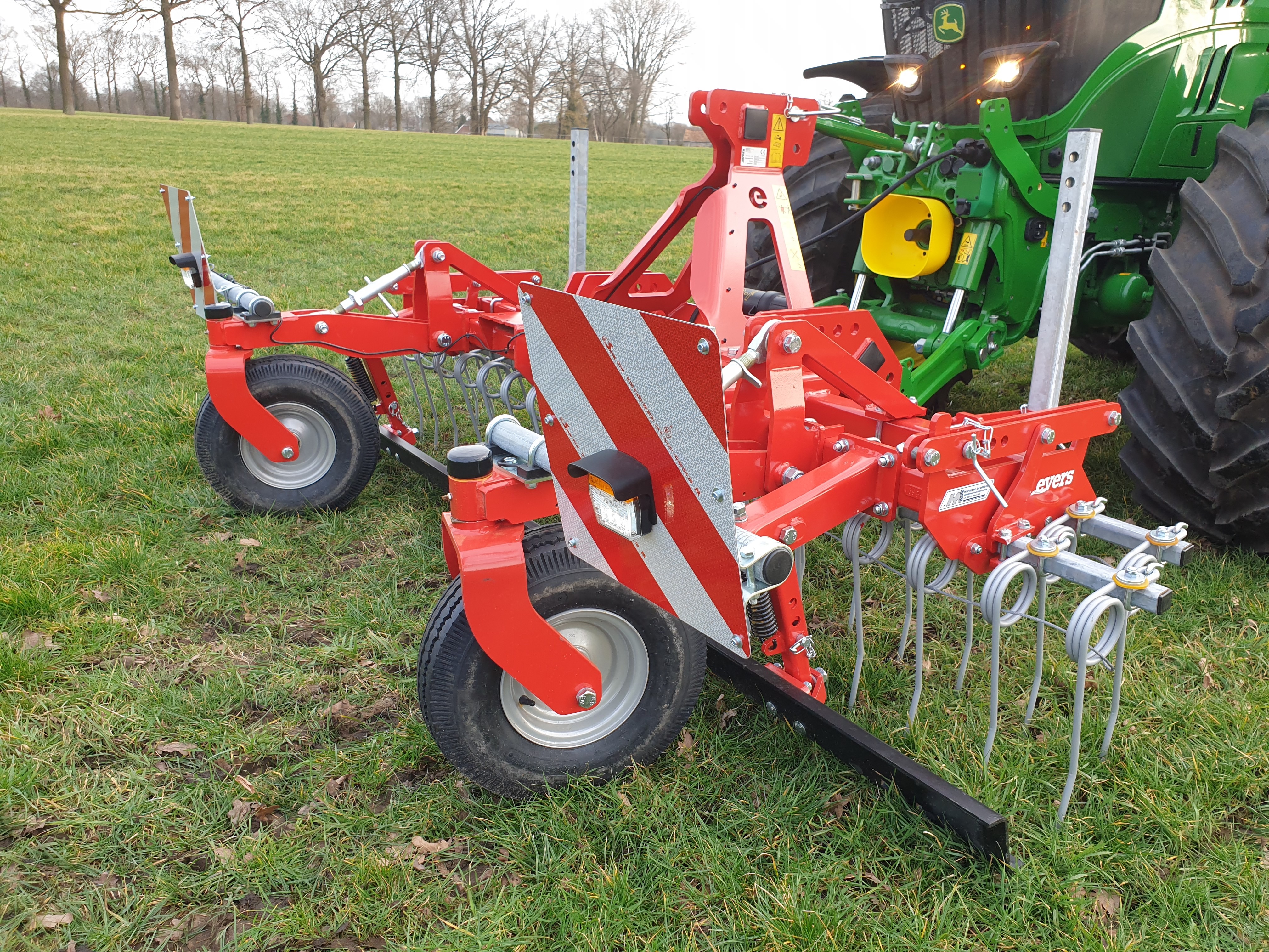 Evers fronteg/wiedeg verwijdert op mechanische wijze de ondiep wortelende slechte grassen, onkruiden, dode grassen en de viltlaag