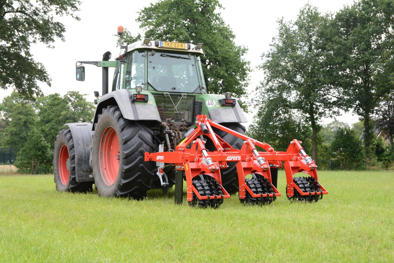 Evers Graslandwoeler heft storende lagen in grasland op 