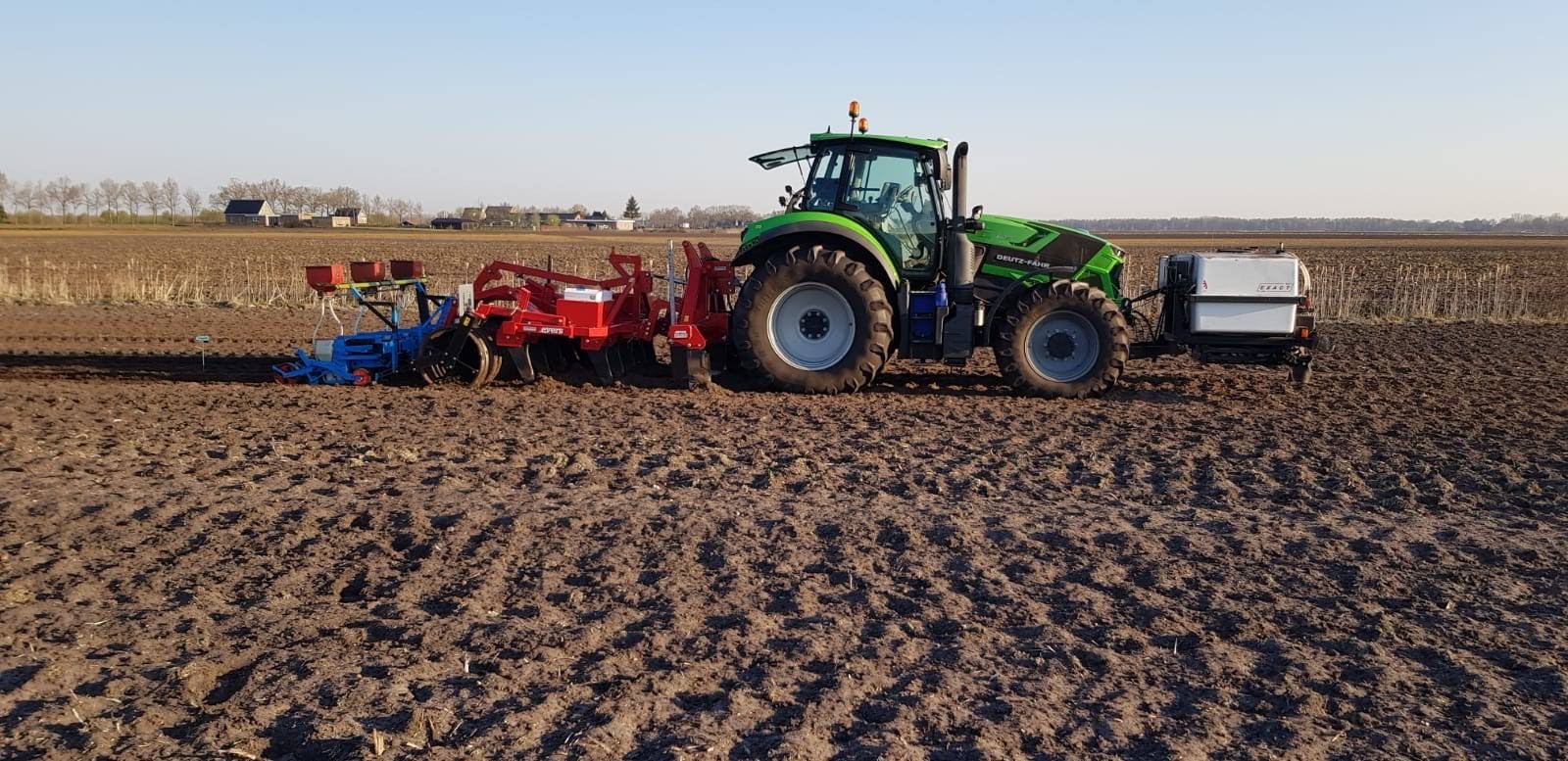 Akkerbouwbedrijf Siebring kiest voor Evers Holsteiner voorzetwoeler en Garron vaste tand cultivator